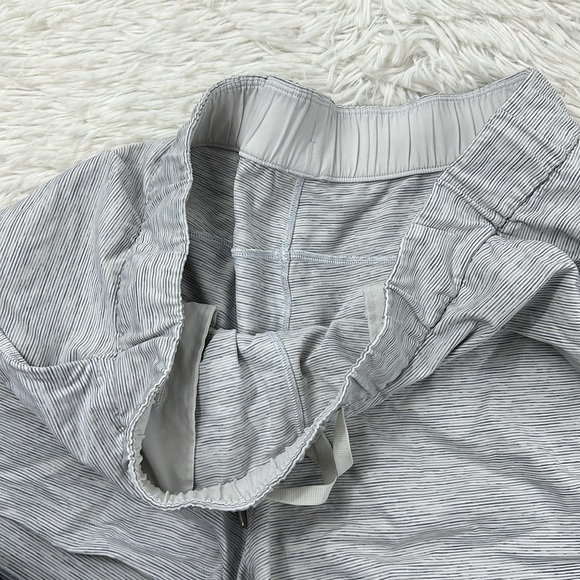 Lululemon On The Fly Short *2.5" Wee Are From Space Nimbus Battleship - Picture 3 of 5